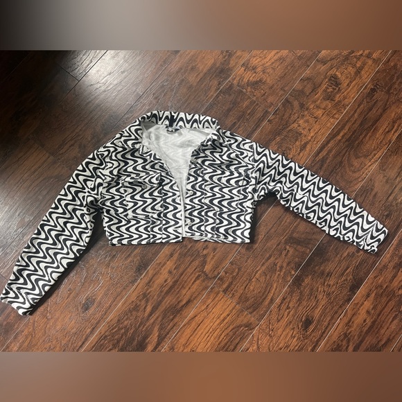 H&M size Medium cropped jean jacket in funky zig zag black and white - Picture 1 of 4